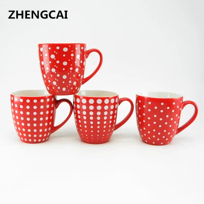 Rot glasierte Keramik-Kaffeetasse mit Polka DOT-Aufklebern